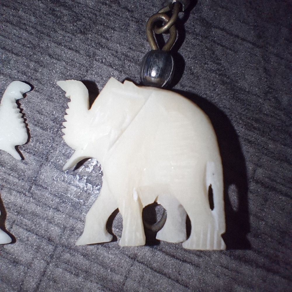 Vintage Bone/Ivory Elephant Earrings - Picture 5 of 6